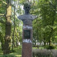 У Тернополі розмалювали пам'ятник радянському офіцеру Чалдаєву (фото)