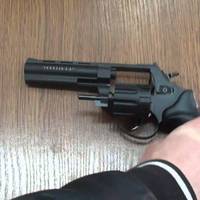 У поліцію з пістолетом