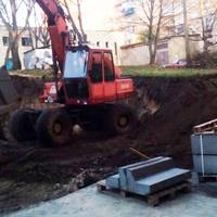 На проспекті Злуки, 55 ремонтують двір