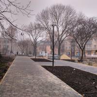 У сквері біля площі Героїв Євромайдану облаштовують пішохідні доріжки