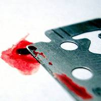 На залізничному вокзалі рятували жінку, яка перерізала собі вени