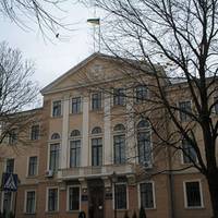 Під міською радою в Тернополі – сутичка: у депутатів летять підгузки (Наживо)