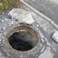 Батьки обурені: каналізаційні пастки оточили школи