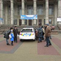 На Театральному майдані у Тернополі сьогодні пропонують покататися на поліцейському авто (ФОТО)