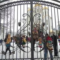 Штовханина та побиття дівчат монахами: В Тернополі пройшла акція проти московських попів