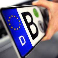Власники автомобілів на єврономерах повинні платити ввізне мито на рівних умовах з іншими автовласниками