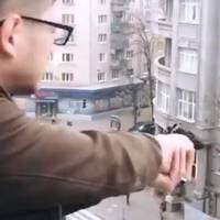 Стріляв з пістолета по вікнах автомобілів та квартир. 18-річного хулігана нарешті затримали