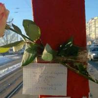 Романтик шукає дівчину із маршрутки за допомогою троянди і оголошення