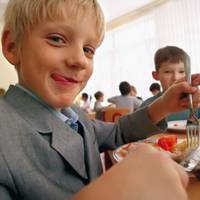 Які діти у навчальних закладах можуть харчуватися безкоштовно?