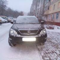 Повідомили, куди звертатися, коли водії паркуються на газонах та тротуарах