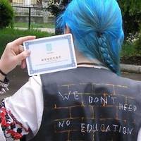 У відомому журналі зявилися фото епатажної тернопільської випускниці з блакитним волоссям