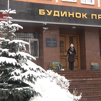 Біля Тернопільського апеляційного суду вже другий день голодує жінка