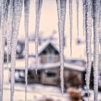 Хто повинен нести відповідальність за наслідки, до яких можуть призвести падаючі бурульки?