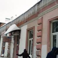 Бурулькова небезпека: Тернополян просять триматися на відстані 3-5 метрів від будинків