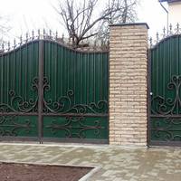 На Чортківщині двоє чоловіків здали на металобрухт чужі двері та браму