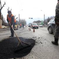 У Тернополі ліквідовують глибокі вибоїни на дорогах