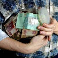 Чоловік зберігав гроші в слоїку у підвалі, а його обікрали