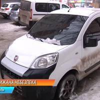 На автомобіль у Тернополі впала брила зі снігу та криги