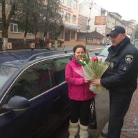 Жінок-водіїв поліцейські оригінально вітали з 8 березня