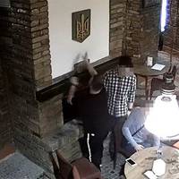 У Тернополі студент з Польщі здійснив публічне спалення українського герба