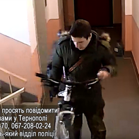 У Тернополі камера зафіксувала злодія, який вкрав велосипед (ВІДЕО)