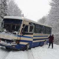Поблизу с. Беремяни Бучацького району зі снігового замету рятували рейсовий автобус