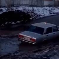 У Тернополі машина таксі ледь не потонула у глибочезній калюжі