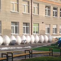 Біля тернопільської школи вишикувалось 12 велетенських яєць