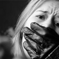 У Тернополі грабіжник серед білого дня накинувся на 25-річну жінку, бив її кулаками в обличчя та дусив
