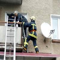 У Бучачі з даху прибудови рятували літню жінку
