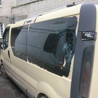 У Тернополі чоловік навмисно розбив скло в авто