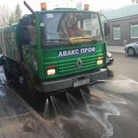 На вулиці Тернополя виїхала поливальна машина