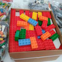 Першокласникам Тернопільщини подарували набори LEGO