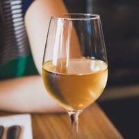 Вчені розповіли, чому жінкам варто відмовитися від алкоголю