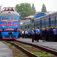 На Тернопільщині поїзд ледь не зійшов з рейок через 18-річного молодика, який розбирав колію