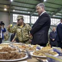 Порошенко показав, що входитиме у новий сухпай військових (ФОТО).