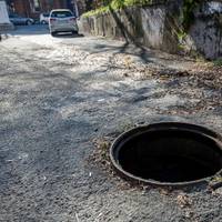 У Тернополі спіймали викрадачів каналізаційного люку