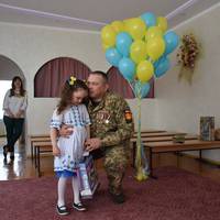 Військовий зустрівся із маленькою тернополянкою, малюнок якої став оберегом в зоні АТО.