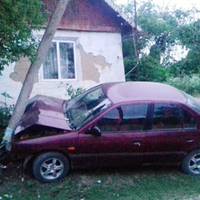 У селі Волосівка п’яний водій в’їхав в електроопору