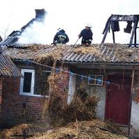 На Тернопільщині горіла будівля: знищено 200 тюків соломи та 16 крокв (ФОТО)