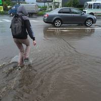 На Східному вулиці «накрило» водою: «плавають» і авто, і люди (ФОТО)