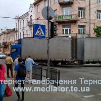 Центр Тернополя стоїть у заторах через фуру (ФОТО)