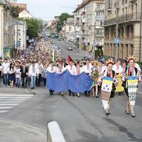 Родичі загиблих героїв в АТО взяли участь у кількатисячній ході у вишиванках в Тернополі