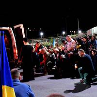 Тернополяни на колінах зустрічали загиблого в АТО Руслана Муляра (ФОТО)