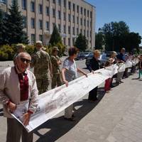 В Острозі зробили найдовшу газету України (ФОТО, ВІДЕО)