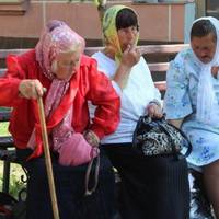 Під тернопільським РАЦСом бабці знову «розводять» наречених на гроші (ВІДЕО)