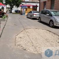 Тернополяни скаржаться на катастрофічний стан вулиці біля Катедри (ФОТО)