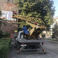 У Тернополі з фасадів будинків демонтують незаконні вивіски (ФОТО)