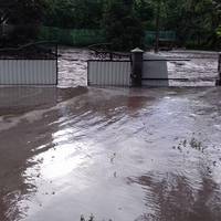 Подвіря - по коліно в мулі, а паркан знесло — житель Зарубинців про наслідки стихії (ФОТО, ВІДЕО)