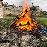 Біля ставу недобросовісні тернополяни спалюють сміття (ФОТО)